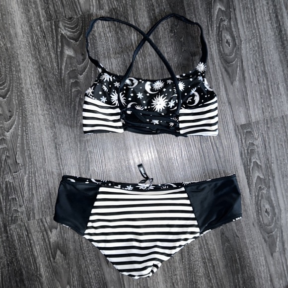 Reversible black and white bikini - Picture 7 of 8